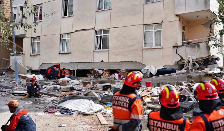 7 katlı bina çöktü
