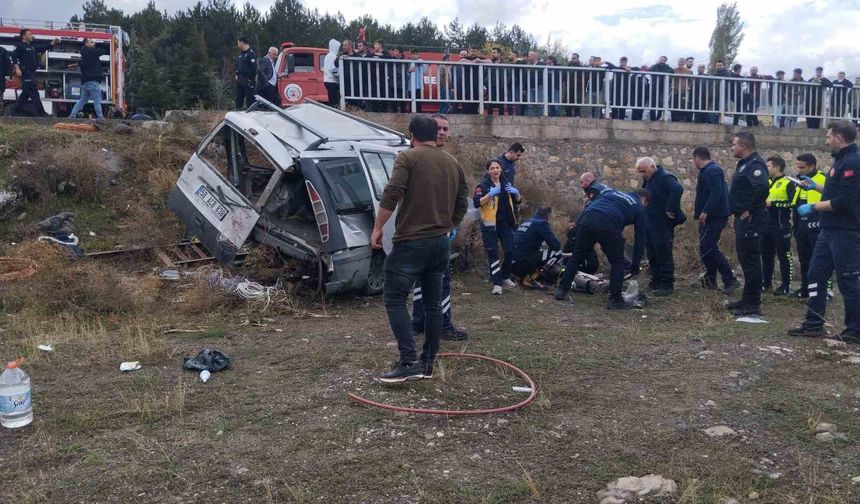 Araç şarampole uçtu: 1 kişi öldü, 2'si ağır 4 yaralı