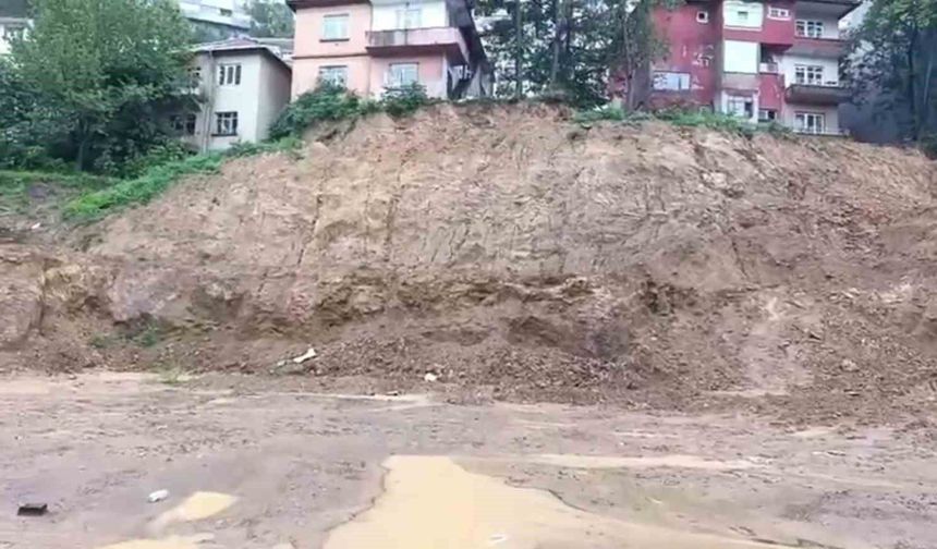 Yağışın ardından istinat duvarı çöktü
