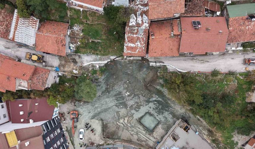 Yol çöktü, apartman boşaltıldı