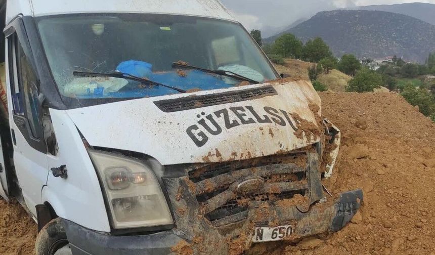 Yolcu minibüsü yoldan çıktı