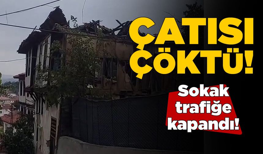 Tarihi ahşap evin çatısı çöktü