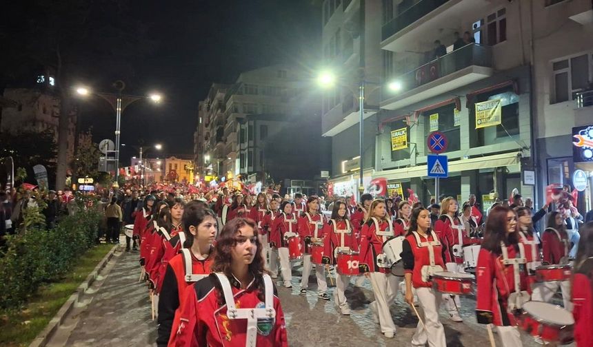 Cumhuriyet'in 103. Yılı Sinop’ta fener alayıyla kutlandı