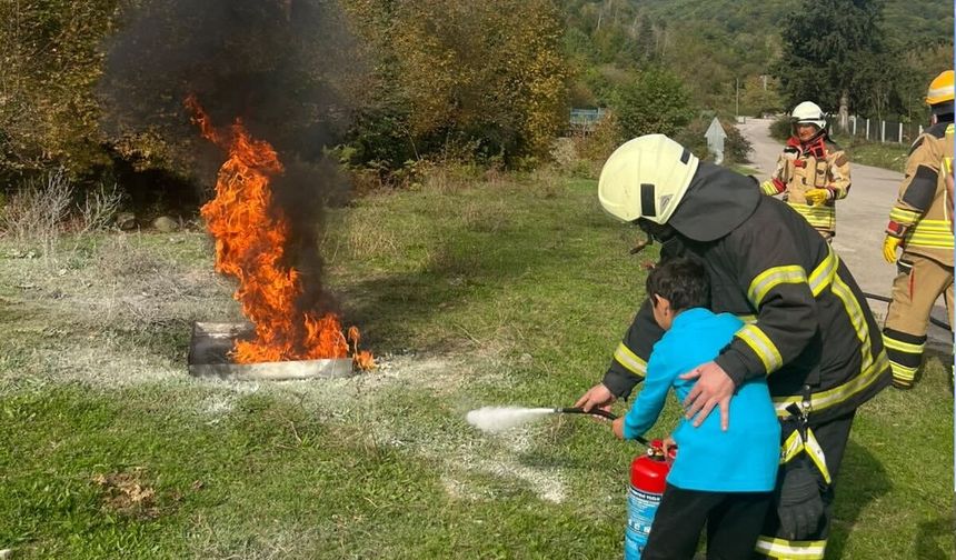 Minik öğrenciler itfaiyeciliği deneyimledi