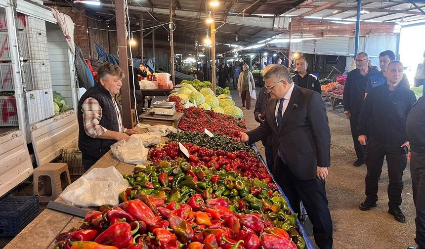 Vali Özarslan halk pazarını ziyaret etti