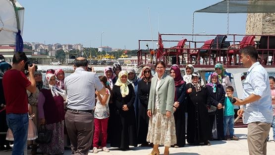 Vali Yasemin Özata Çetinkaya ile protokol üyeleri kermes çadırını gezdi. Vali Çetinkaya, kermeste görev alan bayanlarla bir süre sohbet etti.