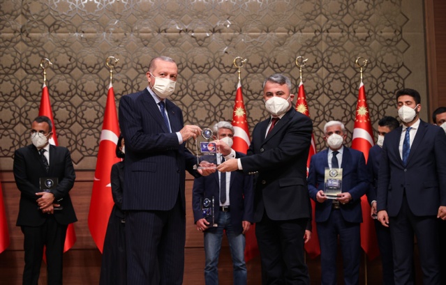 Türkiye&#039;de &quot;Yılın Yerel Gazetesi&quot; seçilen Vitrinhaber Gazetesi&#039;ne ödülünü Cumhurbaşkanı Recep Tayyip Erdoğan verdi.  Ödülü gazetenin kurucusu Serhat Özşahin aldı.