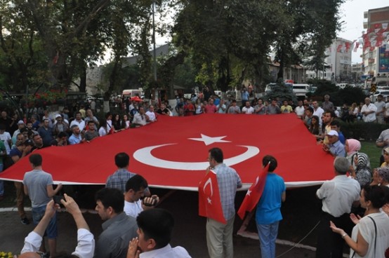 Hakkari’nin Yüksekova ilçesinin Dağlıca bölgesinde askeri araçların geçişi sırasında PKK’nın patlayıcıları infilak ettirmeleri sonucu şehit ve yaralıların olduğu haberi, Sinopluları sokağa döktü.