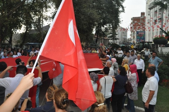 Tüm kesimlerden çok sayıda Sinoplu, Dağlıca bölgesinde meydana gelen saldırıyı kınamak için Uğur Mumcu Meydanında bir araya geldi.