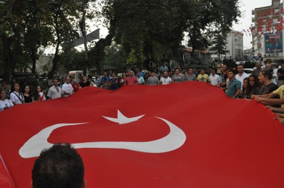 Ellerinde Türk bayrakları ve sloganlarla terör saldırılarını kınayan Sinoplular, terör örgütü ve bu örgütü destekleyenlere gözdağı verdi.