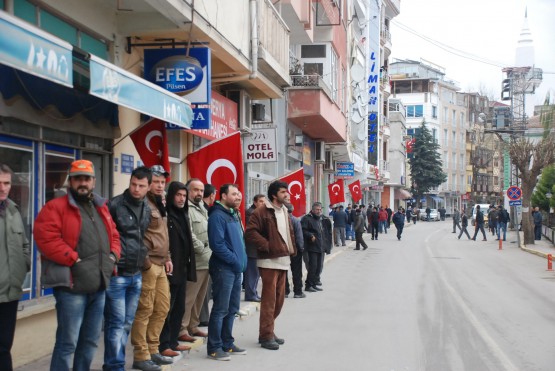 BDP'li vekillerin Sinop gezisi öncesi Sinop'ta caddeler Türk bayrakları ile donatıldı