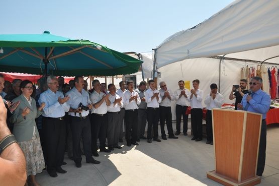 Kermesin kurdelesi İl Müftüsü Mustafa Erkan'ın yaptığı dua ardından, Sinop Valisi Dr. Yasemin Özata Çetinkaya, Belediye Başkanı Baki Ergül, İl Emniyet Müdürü Yusuf Biner, Sinop Özel Öğrenci Yurtları Temsilcisi Mehmet Bulat, Sinop'un kanaat önderlerinden ilim adamı Sabri Gökmen Hocaefendi tarafından kesildi.