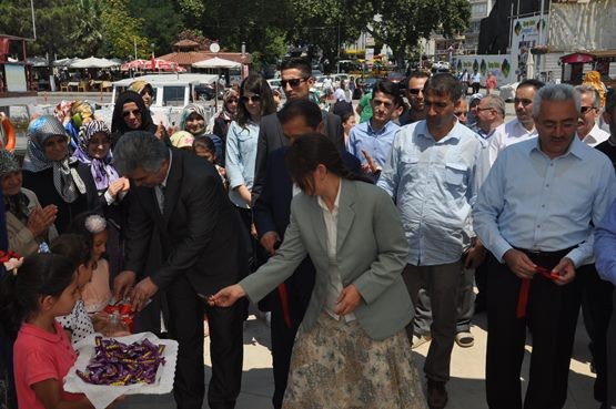 Yapılan açılış ardından, Vali Yasemin Özata Çetinkaya ile protokol üyeleri kermes çadırını gezdi. Vali Çetinkaya, kermeste görev alan bayanlarla bir süre sohbet etti.