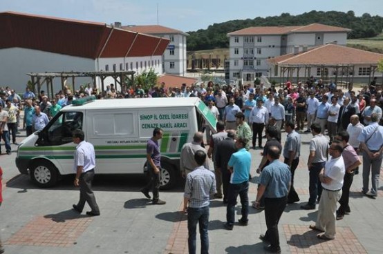 Celil Yavuz için ilk tören görev yaptığı Mimarlık ve Mühendislik Fakültesi önünde düzenlendi.