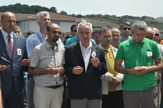 Üniversite Rektörü Prof. Dr. Recep Bircan, üniversite yönetimi ve personelinin katıldığı törende, Yavuz'un mesai arkadaşları göz yaşlarını tutamadı