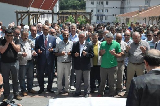 İntihar eden öğretim görevlisi son yolculuğuna uğurlandı