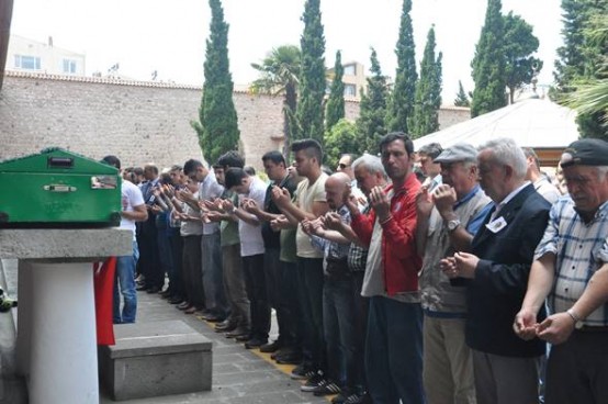 İntihar eden öğretim görevlisi son yolculuğuna uğurlandı