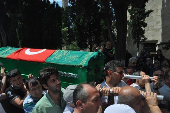 İntihar eden öğretim görevlisi son yolculuğuna uğurlandı