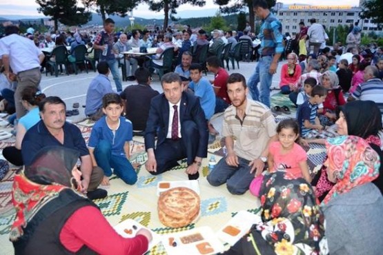 Belediye Başkanı Şefik Çakıcı, iftarını yer sofrasında mahalle sakinleriyle birlikte açtı.