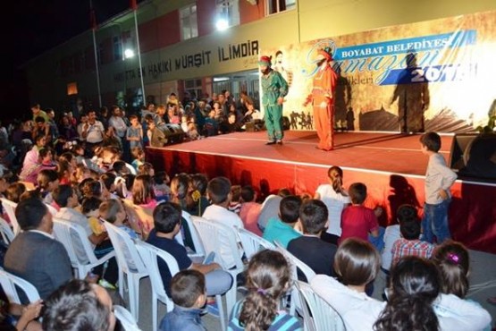 Yemek sonrasında Hacivat Karagöz, Aşuk ile Maşuk, Tuzsuz Deli Bekir'in oğlu oyunlarını sergileyen oyuncular  çocuklar ve gençlere eğlenceli anlar yaşattı. Sihirbaz gösterisi de seyirciler tarafından ilgiyle izlendi.