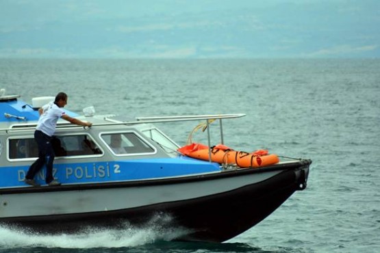 Yavuz'un cesedi sudan çıkarılarak deniz polisi ekiplerine ait botla Sinop İskelesine götürüldü.
