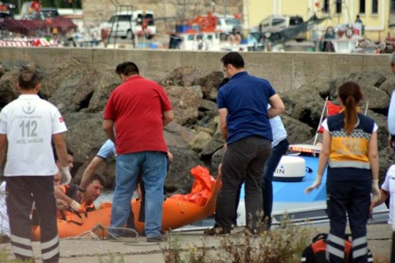 Yavuz'un cesedi sudan çıkarılarak deniz polisi ekiplerine ait botla Sinop İskelesine götürüldü.
