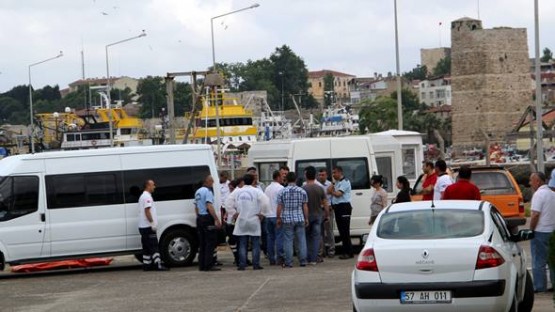 Yavuz'un cesedi sudan çıkarılarak deniz polisi ekiplerine ait botla Sinop İskelesine götürüldü.
