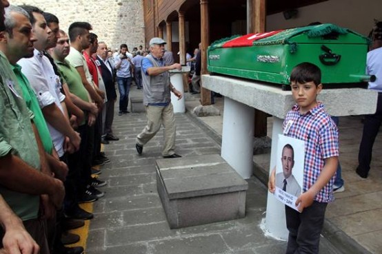 Burada cumaya müteakip kılınan cenaze namazı ardından Celil Yavuz'un cenazesi defnedilmek üzere Türkeli ilçesine bağlı Ayaz köyüne götürüldü.