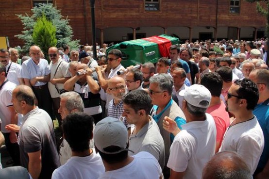 İntihar eden öğretim görevlisi son yolculuğuna uğurlandı