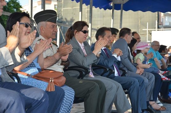 İskele Meydanı'ndaki Atatürk Anıtı'nda gerçekleştirilen etkinliğe Vali Yasemin Özata Çetinkaya, Belediye Başkanı Baki Ergül, İl Jandarma Komutanı Jandarma Albay Şerafettin Serten, Liman Başkanı Kazım Alpay ile kamu, kurum ve kuruluş temsilcileri katıldı.