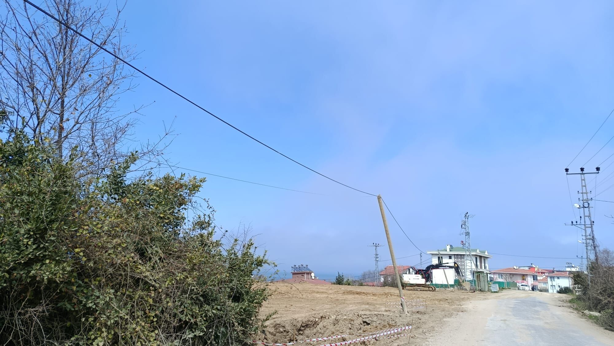 Elektrik direğine ait sarkan tel