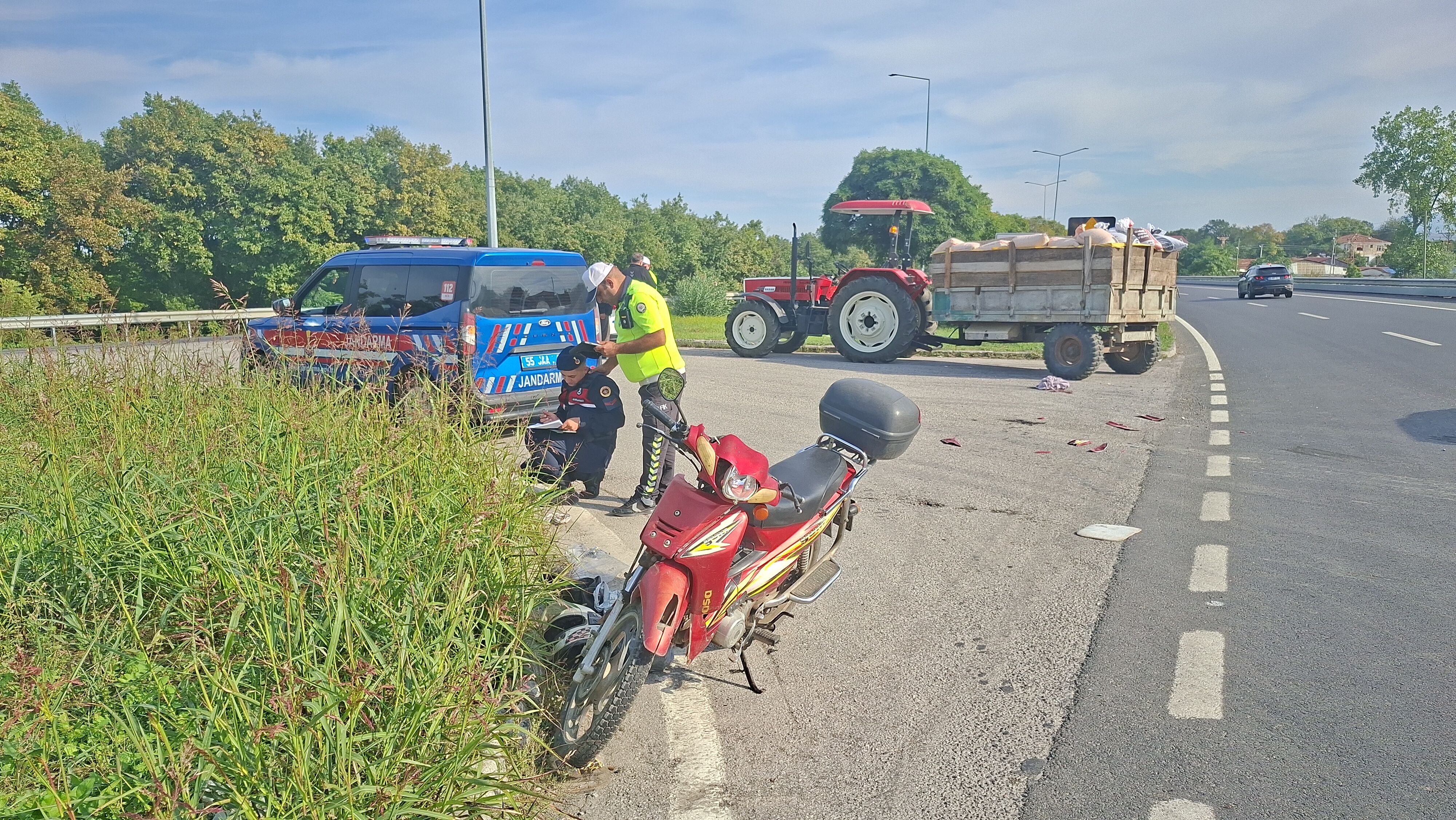 Traktörle çarpışan motosikletin sürücüsü yaralandı