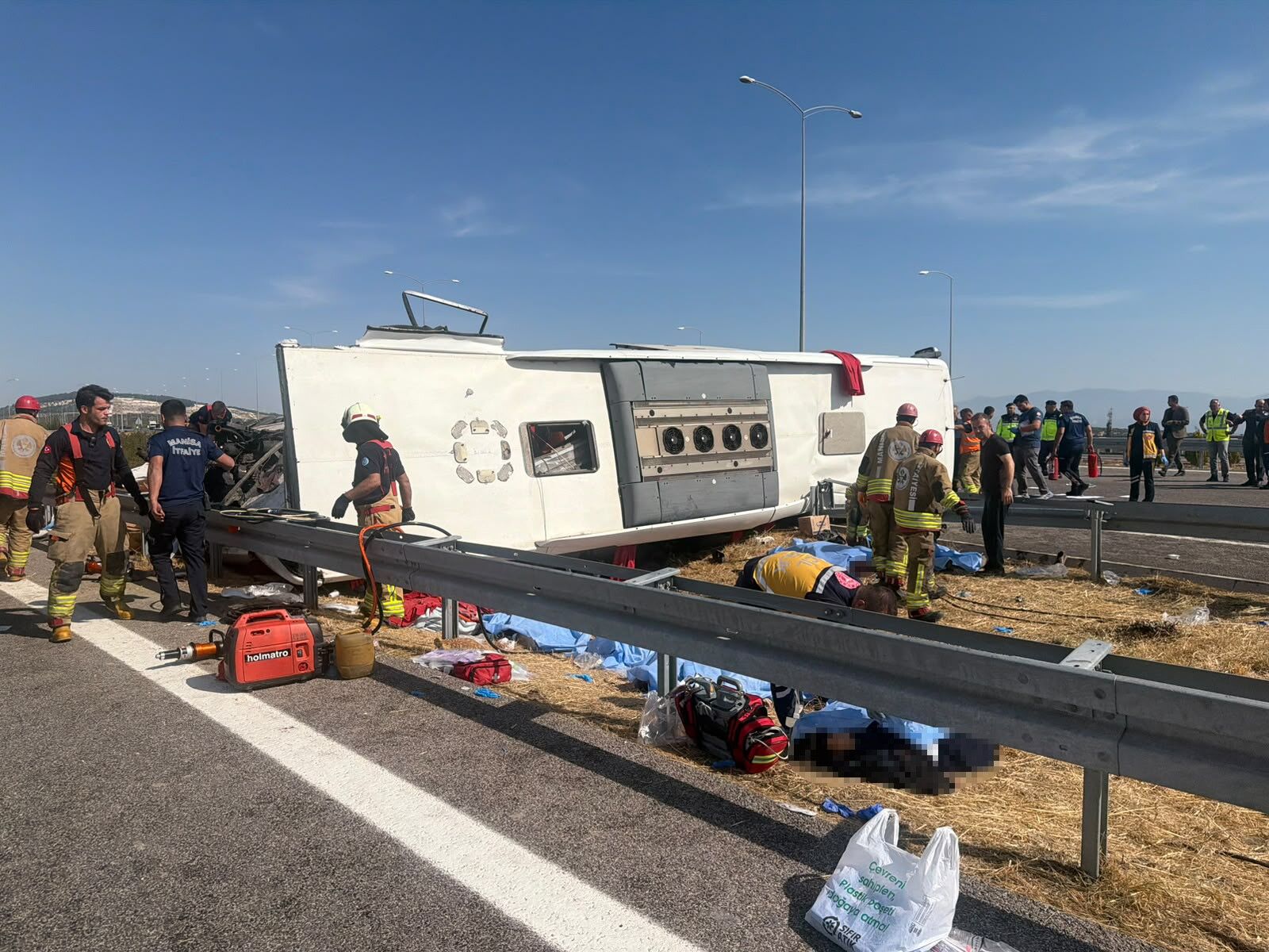 Tır ile yolcu otobüsü çarpıştı: 11 ölü, 27 yaralı!