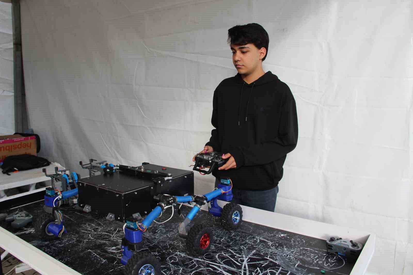 Deprem yaşayan lise öğrencisi arama kurtarma robotu geliştirdi