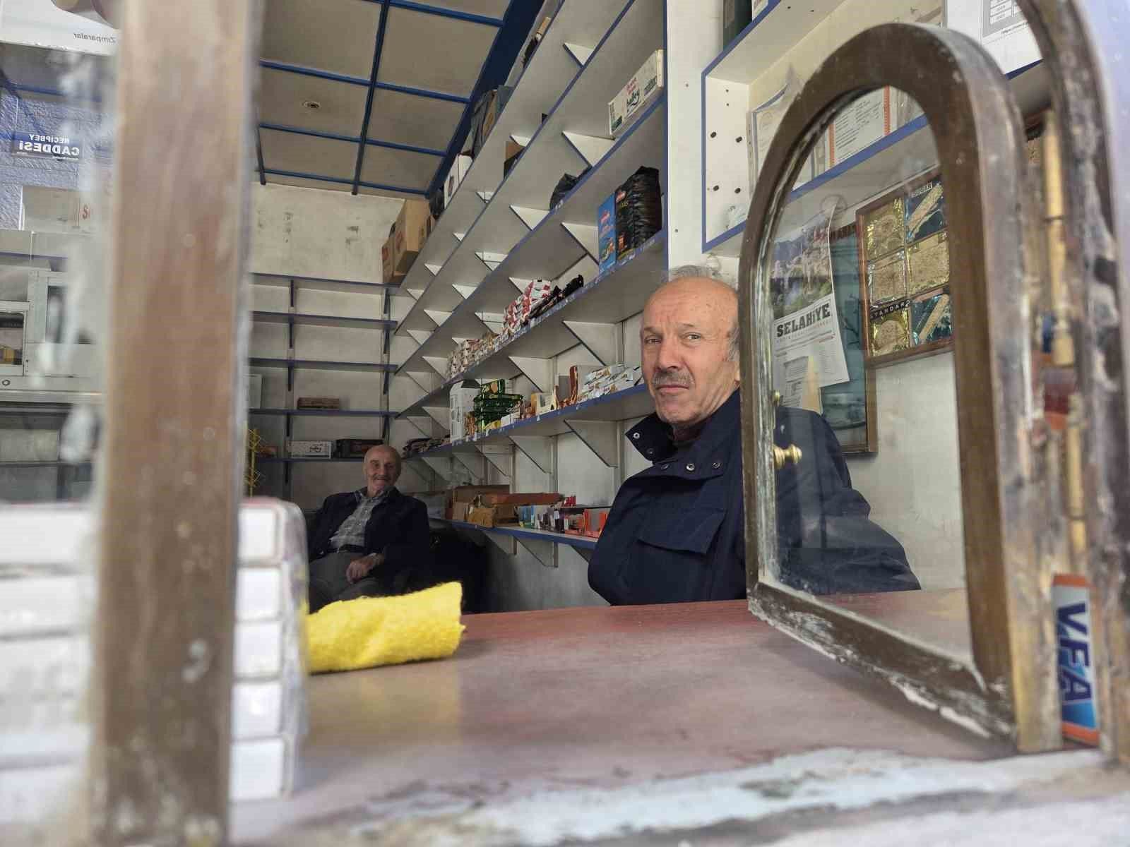 Mahalle bakkalı zamana yenildi
