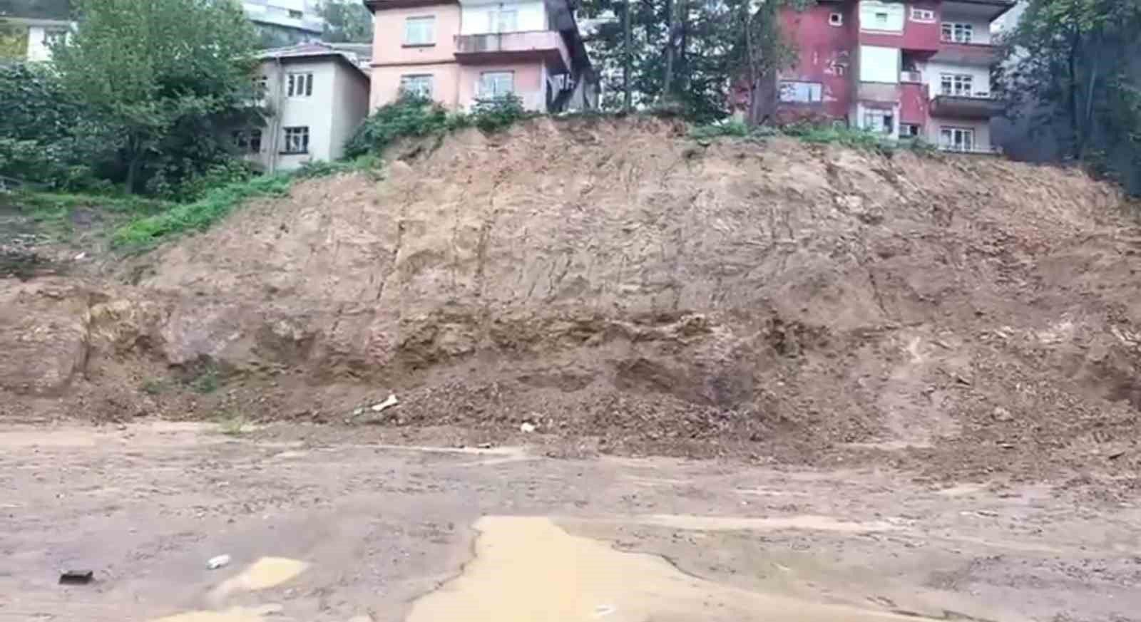 Yağışın ardından istinat duvarı çöktü